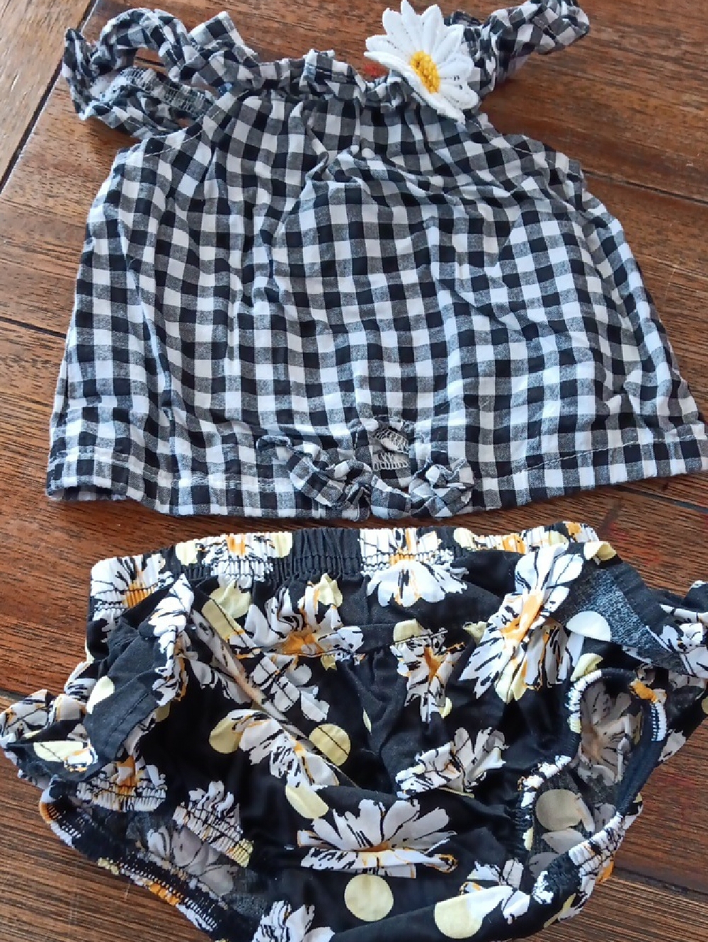 Daisy Fuentes Black and White Gingham Baby Top And Black With Daisy Diaper Cover